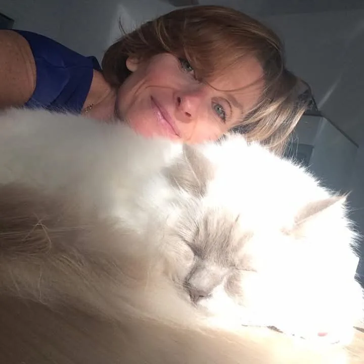 Sandra et son chat Idéo, blottis l'un contre l'autre