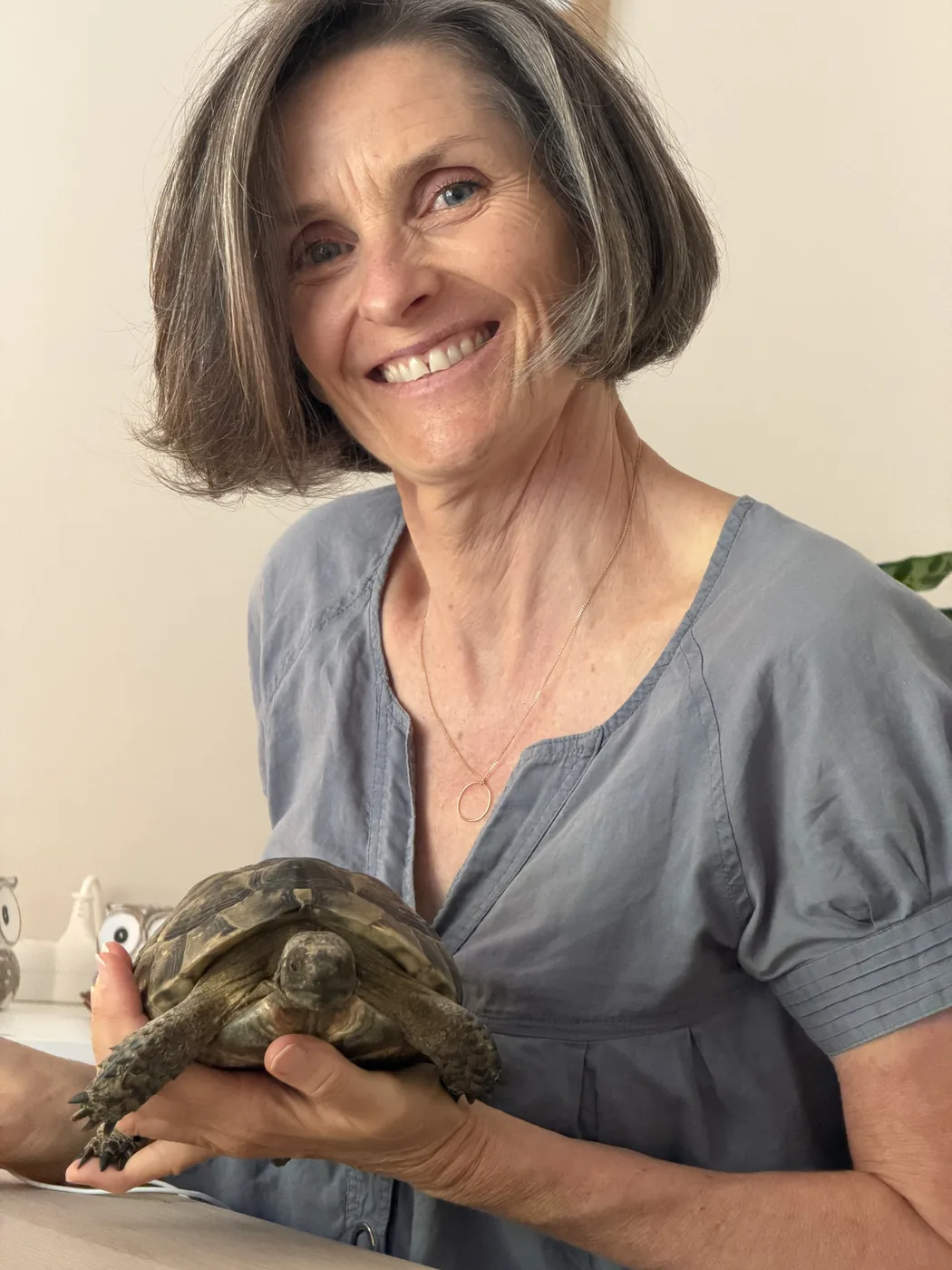 Sandra souriante, une tortue dans les mains